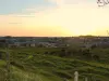Zonsondergang over de stad Aurillac