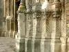 Colonnes torses : détails de la collégiale Saint-Lazare