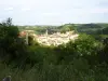 Caylus dans son écrin de verdure