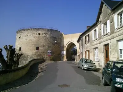 Tower of the Porte de Soissons - Monument in Coucy-le-Château-Auffrique