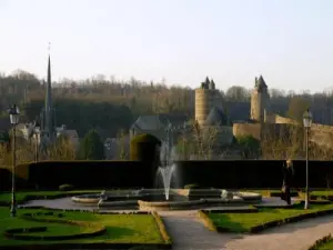 Le château de Fougères vu du jardin de l'hôtel de ville