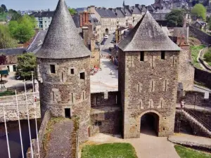 Entrée principale du château, vue des remparts (© J.E)