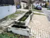 Fontaine-lavoir, en haut du village (© J.E)