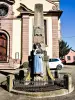 Monument aux morts, avec statue d'Alsacienne en costume (© J.E)