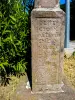 Bonhommeパスの古い十字架の根元に刻まれた文字（©J.E）