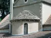 De apsis van de kerk en het dak gemaakt van lava