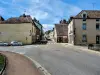 La grande rue, vue du pont sur la Bèze (© J.E)