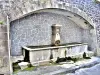 Fontaine-lavoir, sous la mairie (© J.E)