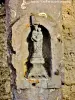 ポルト・ド・ショーの十字架の基部にある小像(©ジャン・エスピラ)