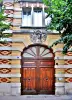 Remiremont - Portal mit einem mit einem Hirschkopf geschmückten Giebel (© JE)