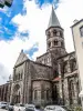 Glockenturm und Südportal der Basilika Saint Amable (© J.E)