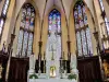 Maître-autel, retable et vitraux de l'abside (© J.E)