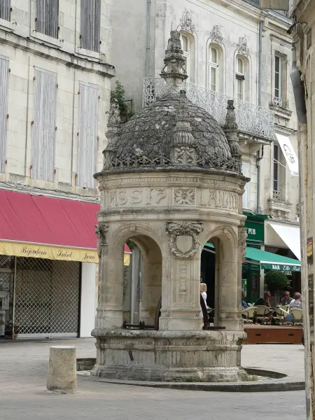 Fountain of the Pilori de Saint-Jean-d'Angély - Monument in Saint-Jean-d' Angély