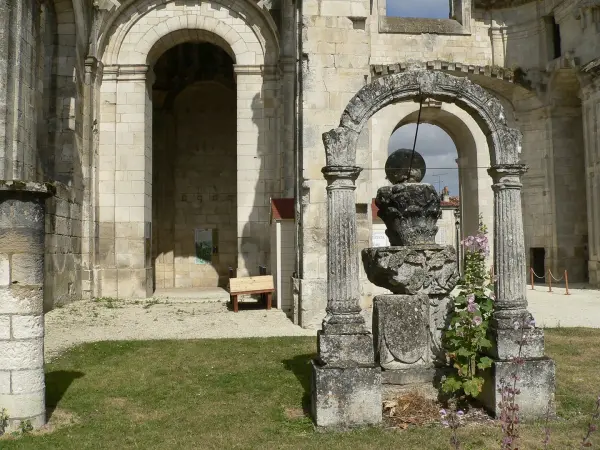 Abbaye Saint-Jean-Baptiste - Monument à Saint-Jean-d'Angély