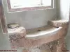 Logement des gardes, lavabo creusé dans la pierre du mur