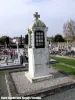 Monument aux morts avec photos des disparus