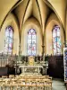 Maître-autel et vitraux de l'abside de l'église (© J.E)