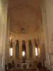 Dentro da igreja românica