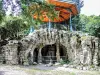 Grotte artificielle, surmontée d'un kiosque à musique (© J.E)