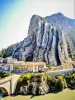 Falaise et village de la Baume, vus de Sisteron (© J.E)