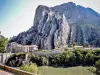 Falaise et village de la Baume, vus de Sisteron (© J.E)