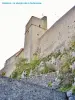 Le donjon surplombe la muraille de la citadelle (© J.E)