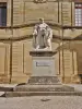 Statue du Père Henri Lacordaire, dans la cour de l'école de l'abbaye