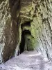 Intérieur de la grotte du château de la roche (© J.E)