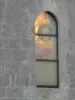 Vitral de Trizay Priory ao pôr do sol