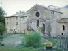 Аббатство Валькруассан - Фасады старых монастырских построек в окружении зелени, в Региональном природном парке Веркор