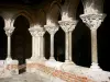 Аббатство Муассак - Аббатство Сен-Пьер де Муассак: колонны с резными капителями романского монастыря