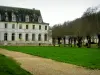 Аббатство Сен-Вандрил - Монастырское здание, подъездная дорога с газонами и деревьями, в Региональном природном парке Петель Нормандской Сены