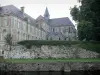 Аббатство Сен-Мишель - Бенедиктинское аббатство Сен-Мишель в Тьераше: монастырское здание, аббатская церковь и река