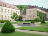 Аббатство Фонтенэ - Французский садовый фонтан и здания аббатства