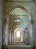 Аббатство Фонтенэ - Интерьер церкви аббатства : проход