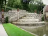 Аббатство Фонтенэ - Бассейн и его водопад в саду аббатства