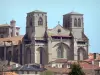 Аббатство La Chaise-Dieu - Церковь аббатства Сен-Робер и дома деревни Ла-Шез-Дье