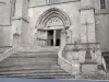 Аббатство La Chaise-Dieu - Лестница и западные ворота церкви аббатства Святого Роберта