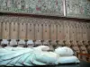 Аббатство La Chaise-Dieu - Интерьер монастырской церкви Сен-Робер: гробница папы Климента VI, киоски и гобелены хора