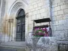 Аббатство Nouaillé-Maupertuis - Аббатство Сен-Жюньен (бывшее бенедиктинское аббатство): портал церкви аббатства и цветочного колодца