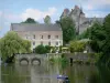 Аббатство Solesmes - Бенедиктинское аббатство Сен-Пьер де Солесмес: монастырские постройки, старый мрамор и зелень на берегах реки Сарт (долина Сарт)