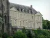 Аббатство Solesmes - Бенедиктинское аббатство Сен-Пьер де Солесмес: фасад монастыря