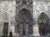 Аббевилль - Фасад коллегиального Святого-Вульфрана яркий готический стиль: порталы