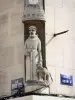 Аргентинский - Статуя Святого Антония (покровителя свинины мясников) со своей свиньей на углу улицы Эжен Дени и площади Анри IV