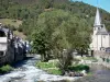 Арроау - Часовня Сен-Экзюпир и дома деревни на берегу реки, деревья на берегу воды; в Бигорре