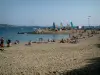 Бандоль - Песчаный пляж морского курорта с летними гостями и Средиземным морем