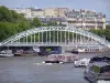 Банки Сены - Мост Дебилли, пришвартованные баржи и круизный лайнер, плывущий по Сене