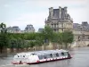 Банки Сены - Круизный корабль, плывущий по Сене, с видом на Лувр