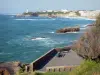 Биарриц - Скамейки с видом на маяк Пуэнт-Сен-Мартен, набережную морского курорта и Атлантический океан