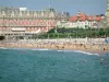 Биарриц - Купальщицы в Атлантическом океане, отдыхающие на Большом пляже и фасады морского побережья курорта